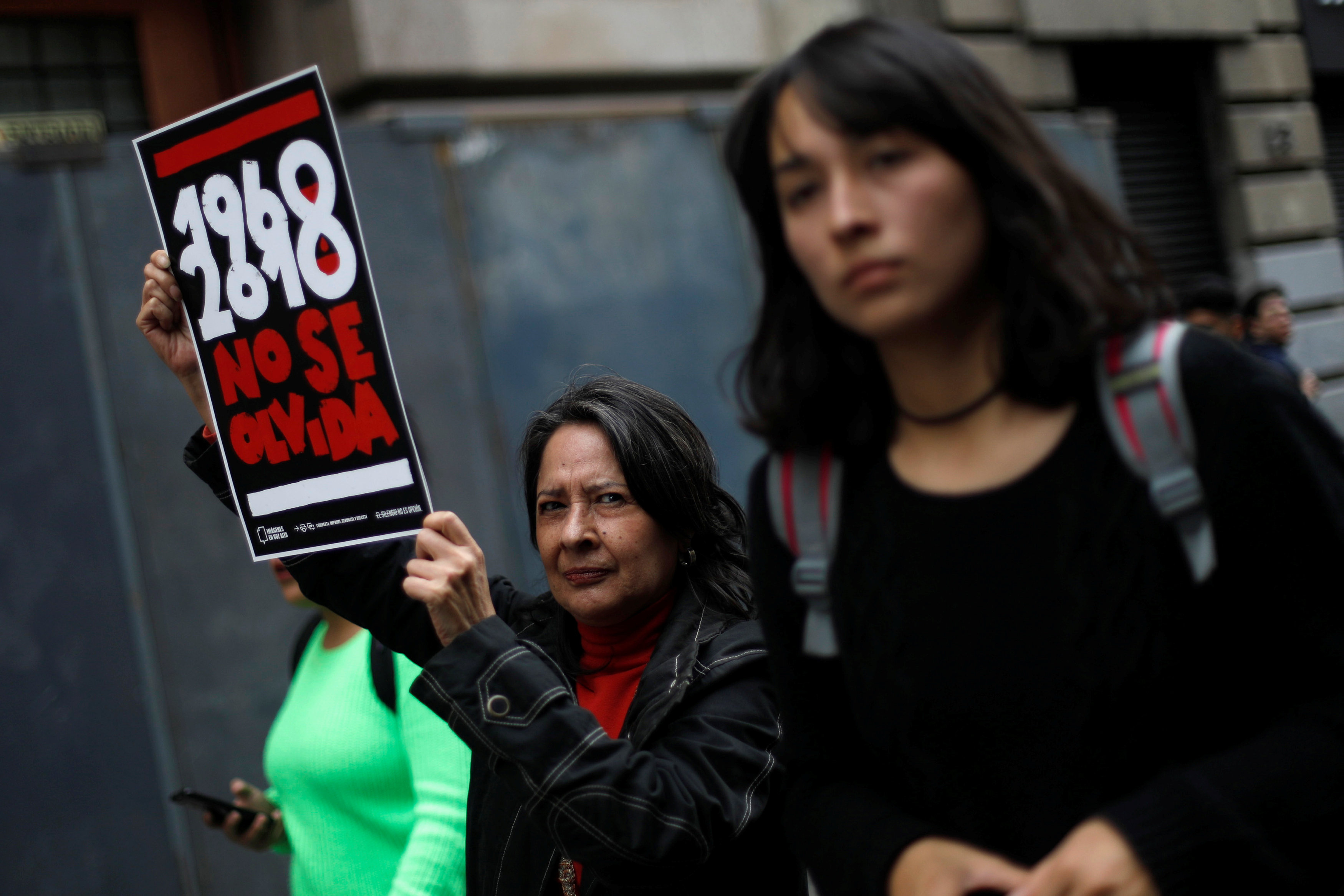 Una mujer carga un cartel en Ciudad de México. (REUTERS/Edgard Garrido)