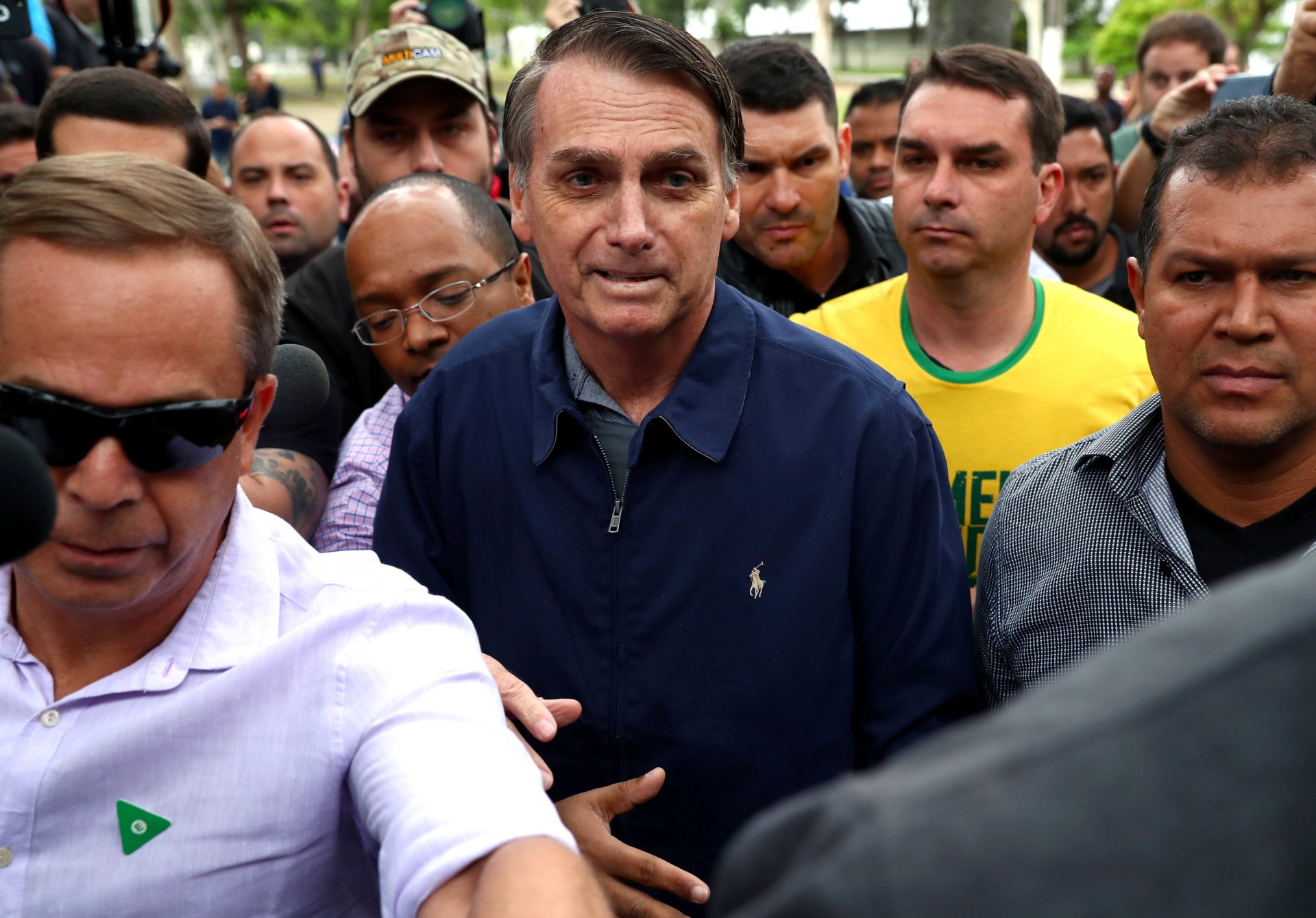 Jair Bolsonaro llegando al centro de votación (Reuters)