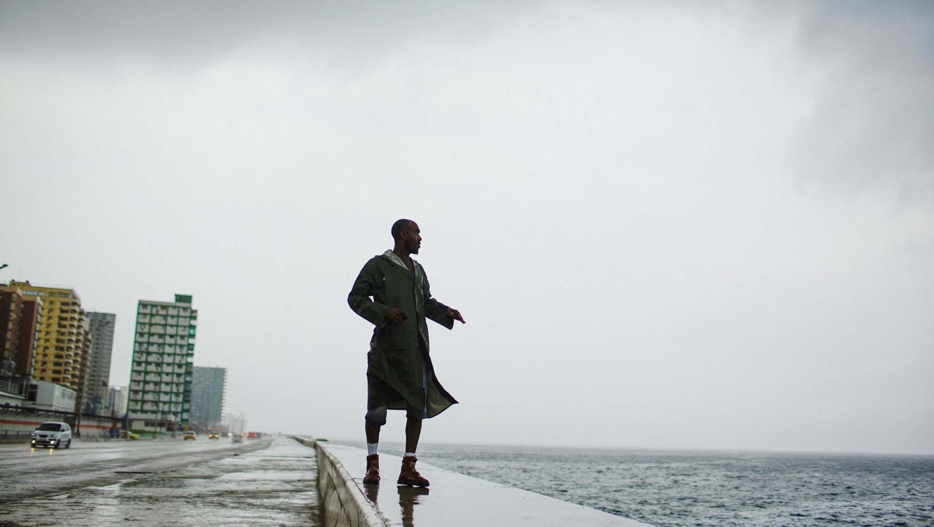 Un pescador cubano resiste a los vientos huracanados (Reuters)