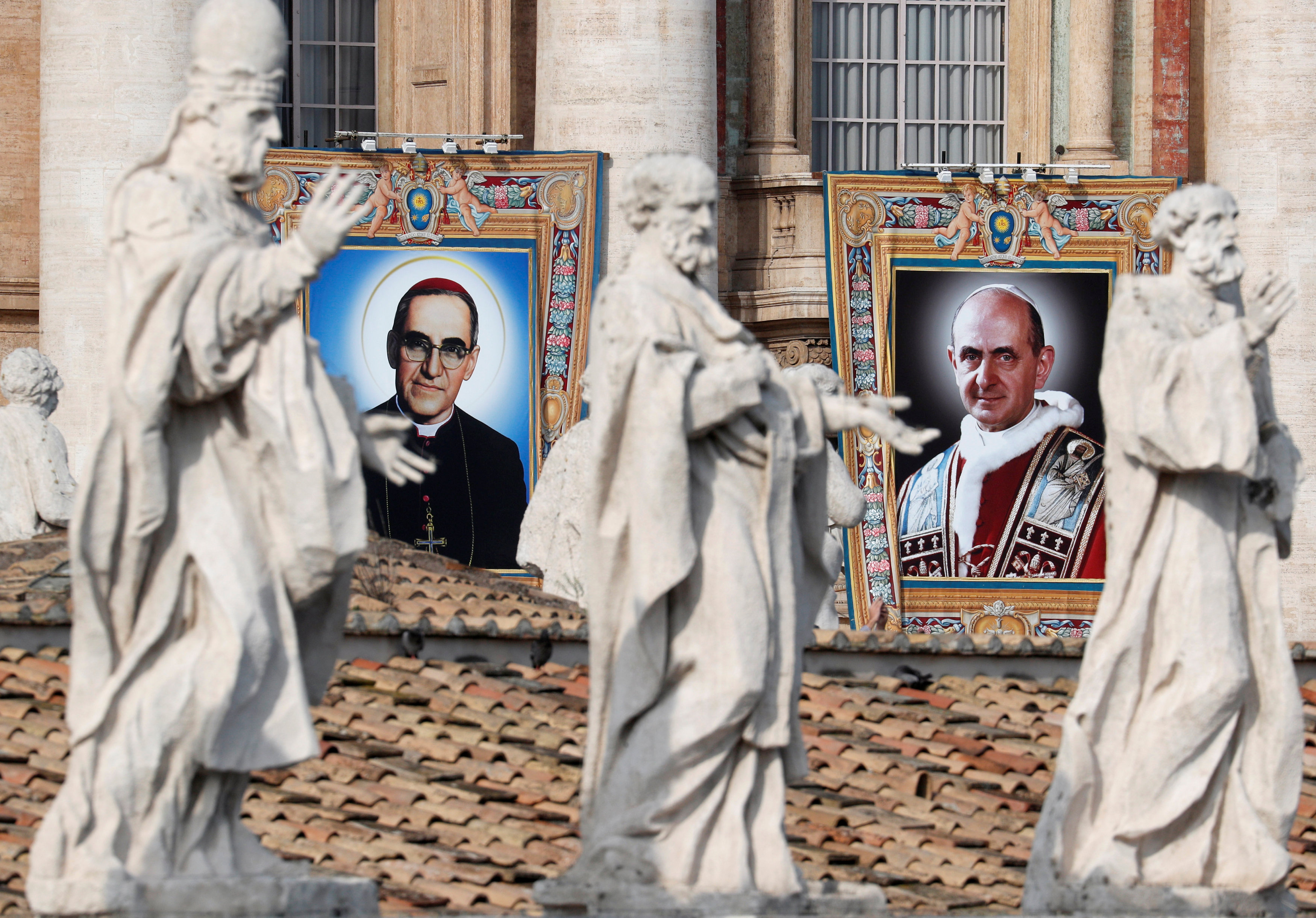 Imagen de San Pablo VI y San Óscar Romero en el Vaticano. (REUTERS/Alessandro Bianchi)