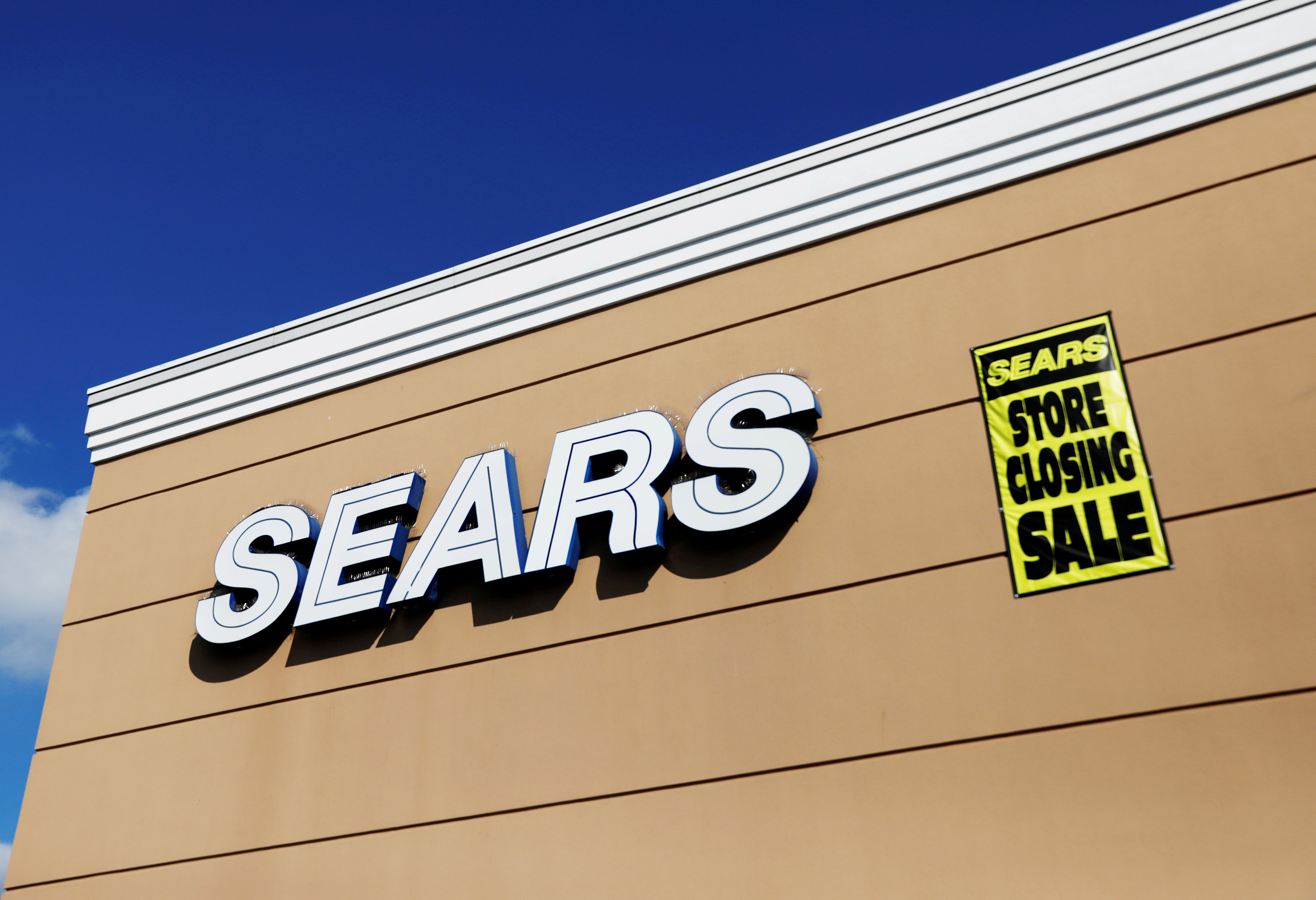 El cartel anuncia el cierre de una tienda de Sears en New Hyde Park, Nueva York (REUTERS/Shannon Stapleton/archivo)