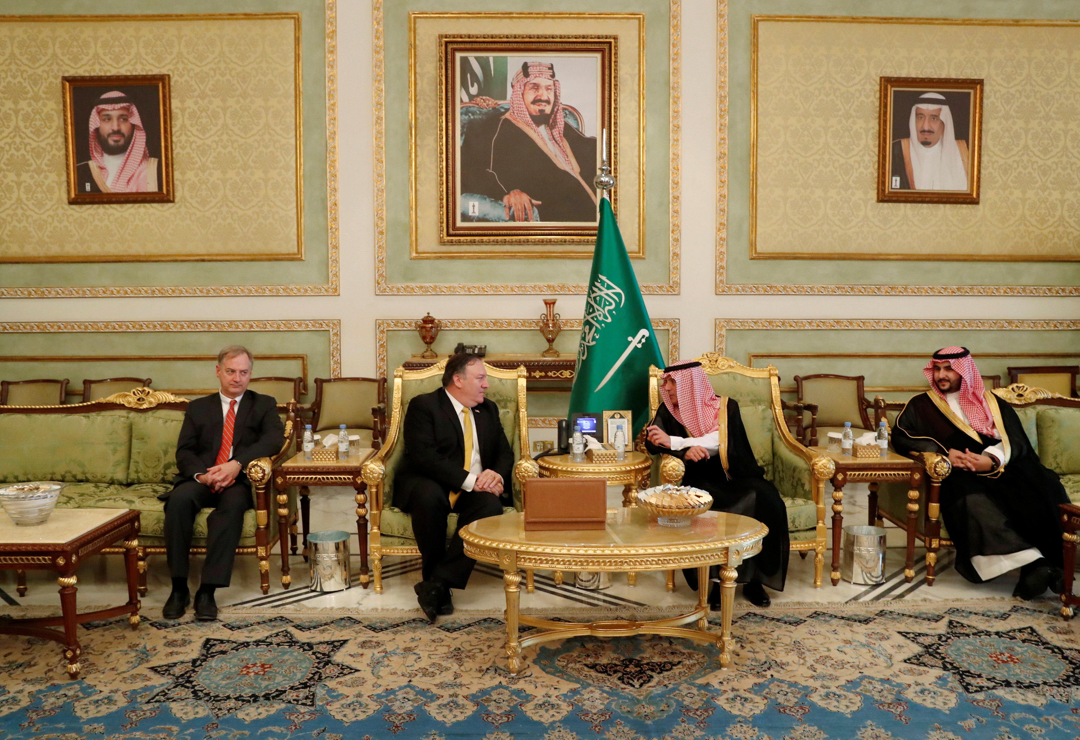 Mike pompeo junto a las autoridades sauditas. (REUTERS/Leah Millis/Pool)