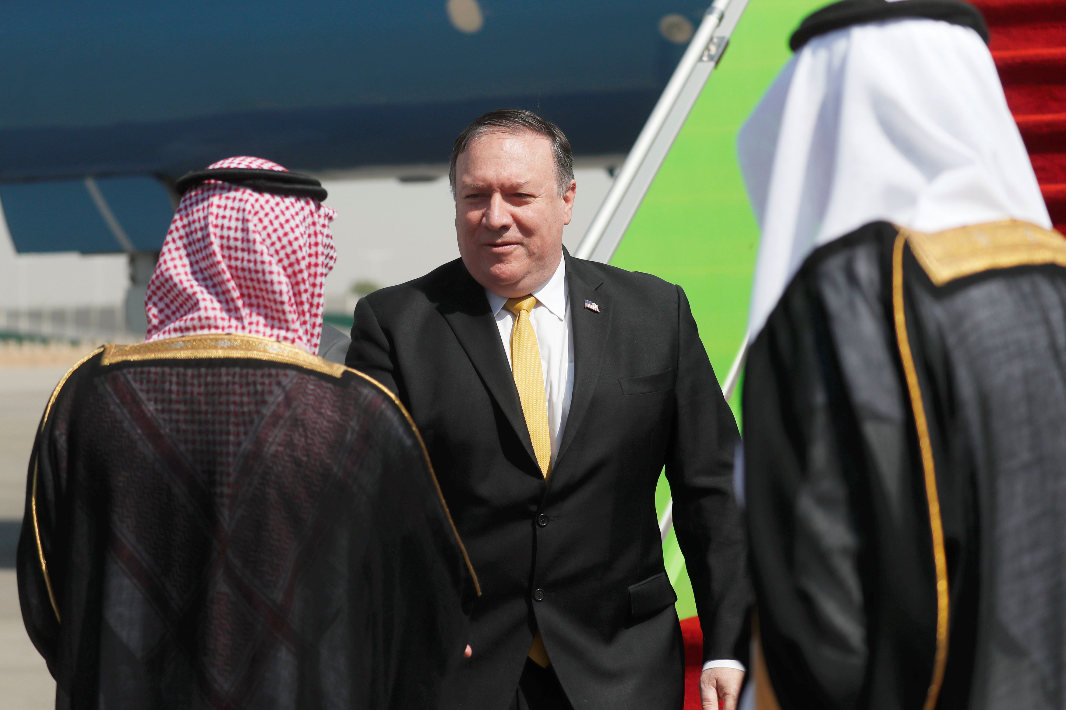 Mike Pompeo es saludado por el canciller saudita Adel al-Jubeir, en su llegada a Riad.  (REUTERS/Leah Millis/Pool)