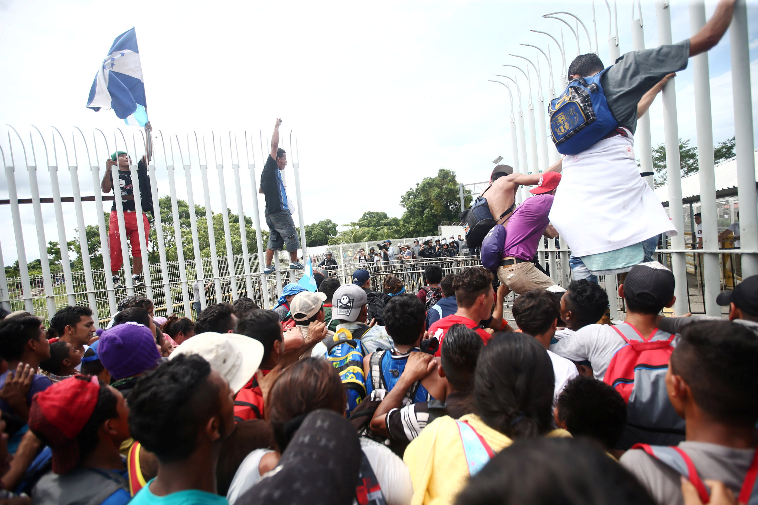 Miles de hondureños marchan en caravana para llegar a EEUU (REUTERS/Edgard Garrido)