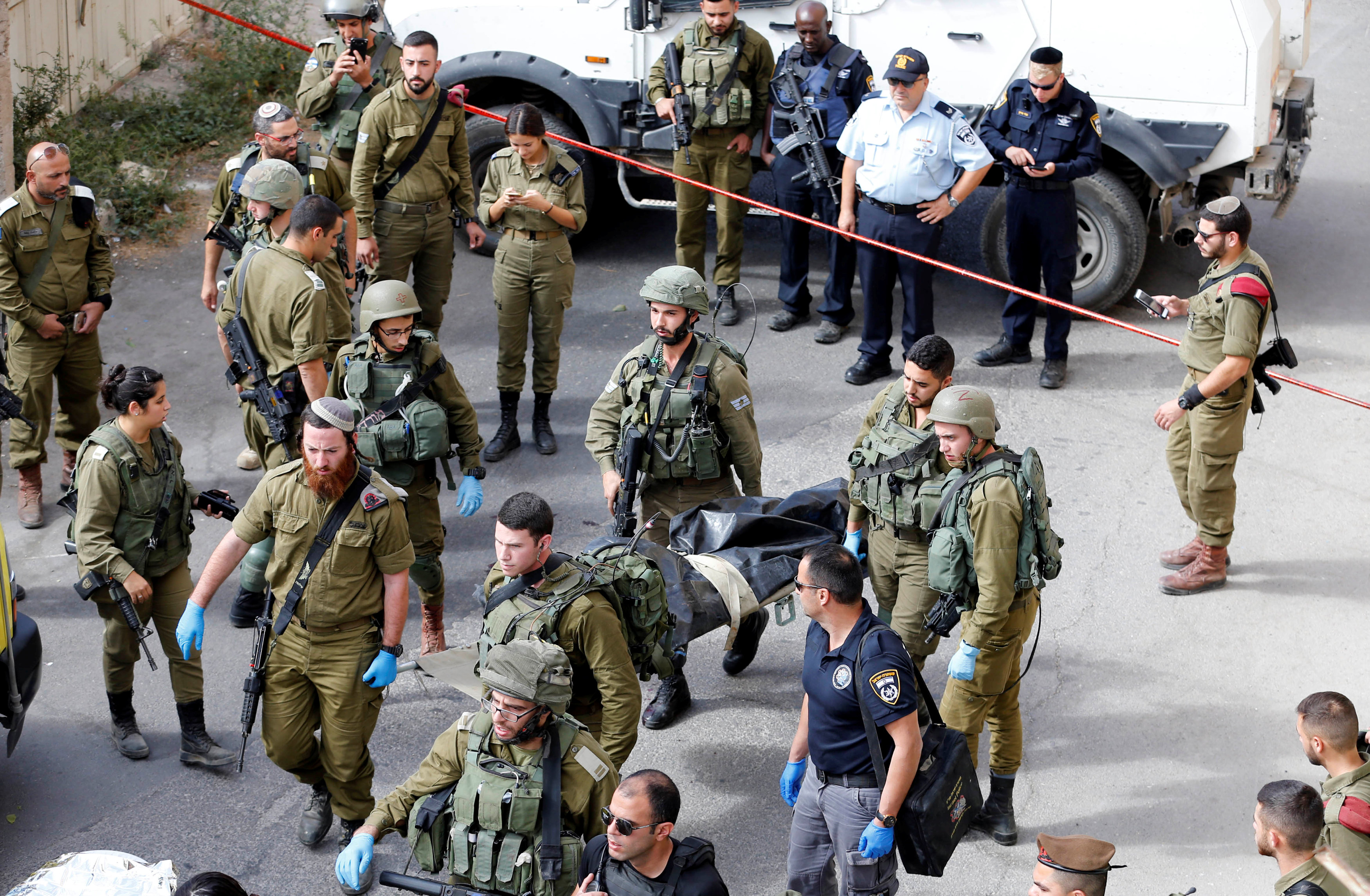 Un terrorista palestino hirió con un cuchillo a un soldado israelí y fue abatido en Cisjordania