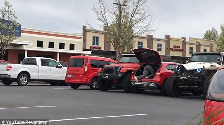 Descarado, ocupa dos puestos del estacionamiento. Bloquean sus puertas con jeeps y graban su regreso