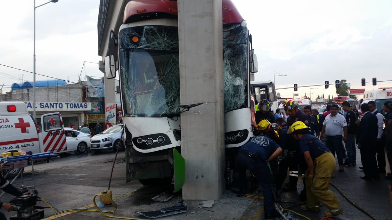 Fuerte accidente del MEXIBUS deja prensado a su conductor en Av. Nacional