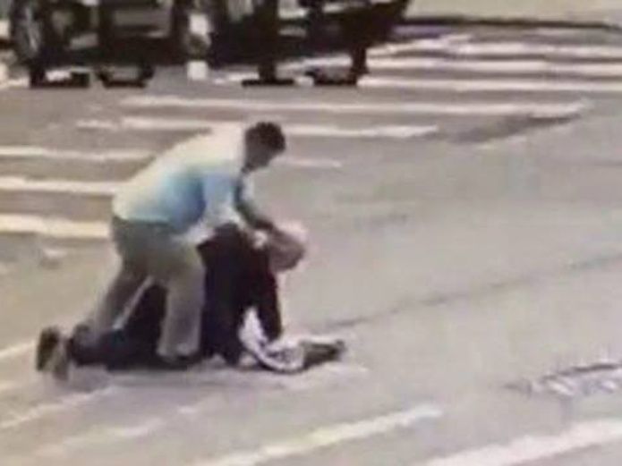 VIDEO | Golpea brutalmente a anciano judío en plena calle de NY