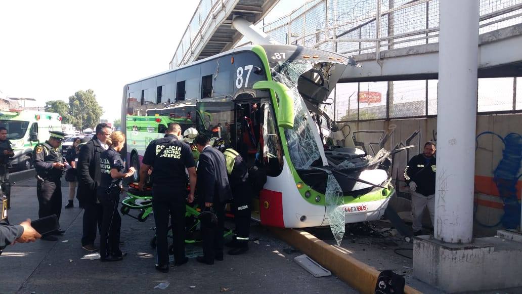 Choca nueva unidad del Mexibus en Av. Central a la altura de Ciudad Azteca