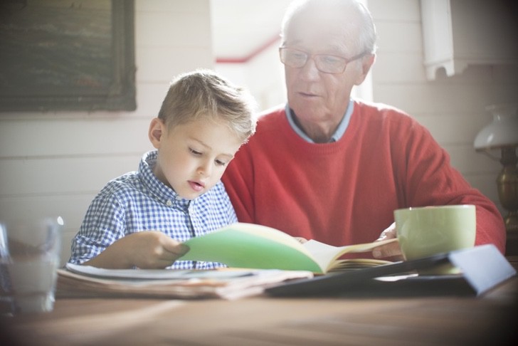 Estudios confirman que cuidar a los nietos ayuda a los abuelitos a vivir más y estresarse menos