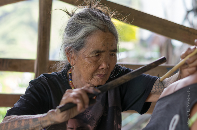 Sorprende anciana de 101  años por sus tatuajes en todo el cuerpo