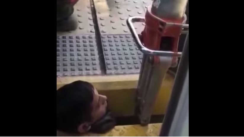 VIDEO | Por ‘boludo’ queda atrapado por la cabeza entre un tren y el andén en Argentina