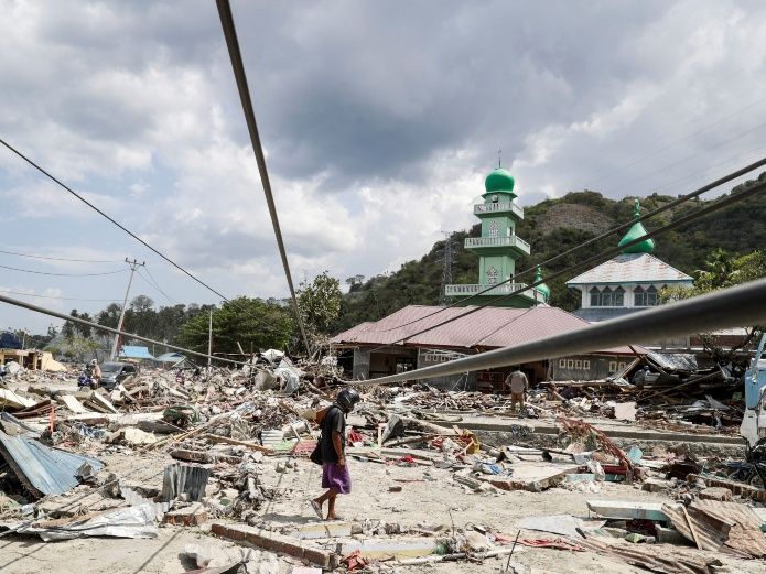 Más de 1.400 muertos por sismo y tsunami en Indonesia