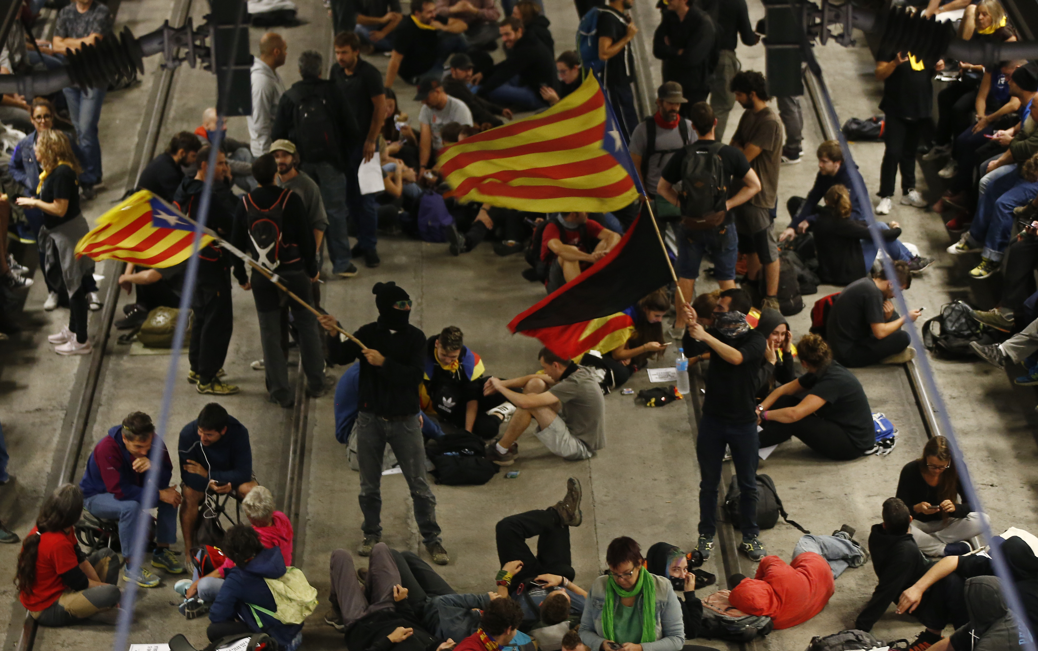 Independentistas bloquean las vías del tren en Gerona (AP /Manu Fernandez)