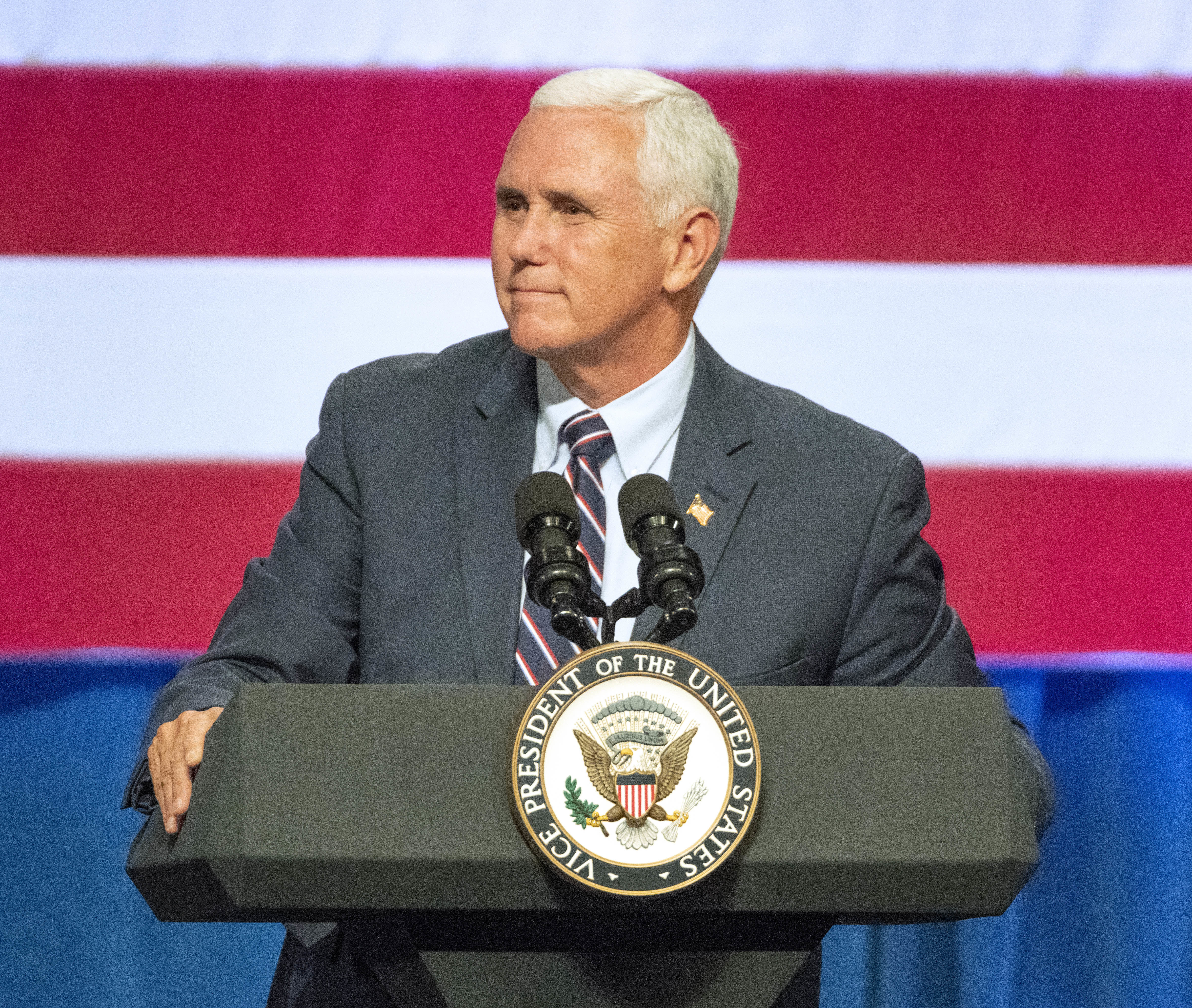 El vicepresidente de Estados Unidos, Mike Pence, interviene en un acto de campaña en favor de la senadora republicana Cathy McMorris Rodgers en el Spokane Convention Center, el 2 de octubre de 2018, en Spokane, Washington. (Jesse Tinsley/The Spokesman-Review via AP)