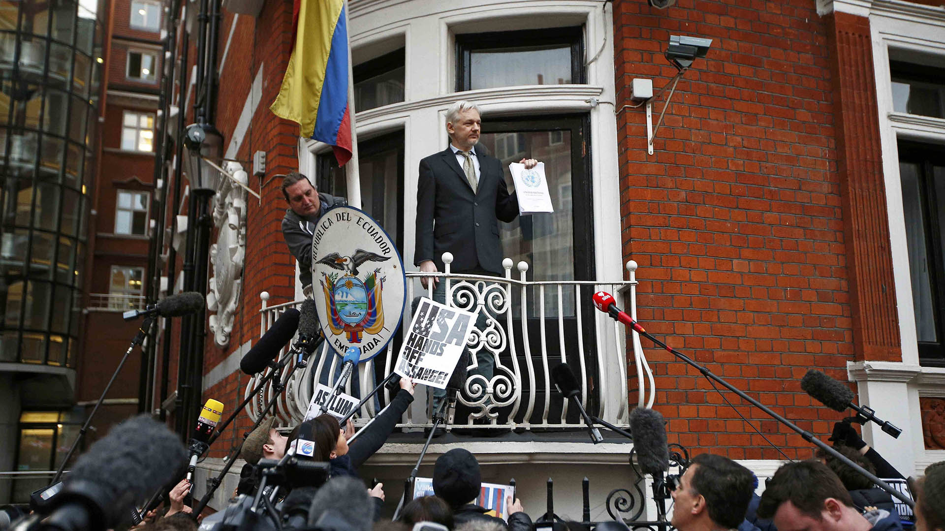 Julian Assange en el balcón de la embajada ecuatoriana en Londres (Reuters)