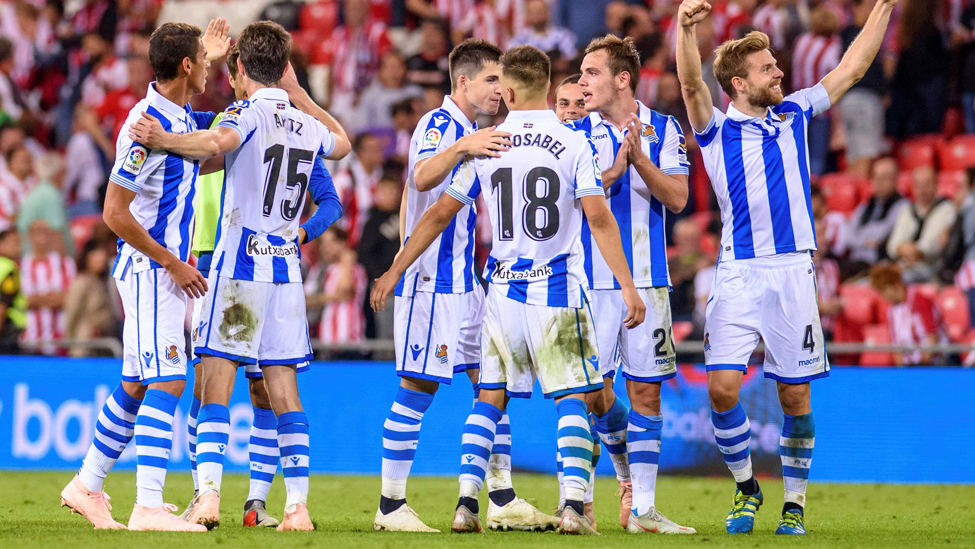 Los jugadores de la Real Sociedad festejan el triunfo en La Catedral EFE/JAVIER ZORRILLA