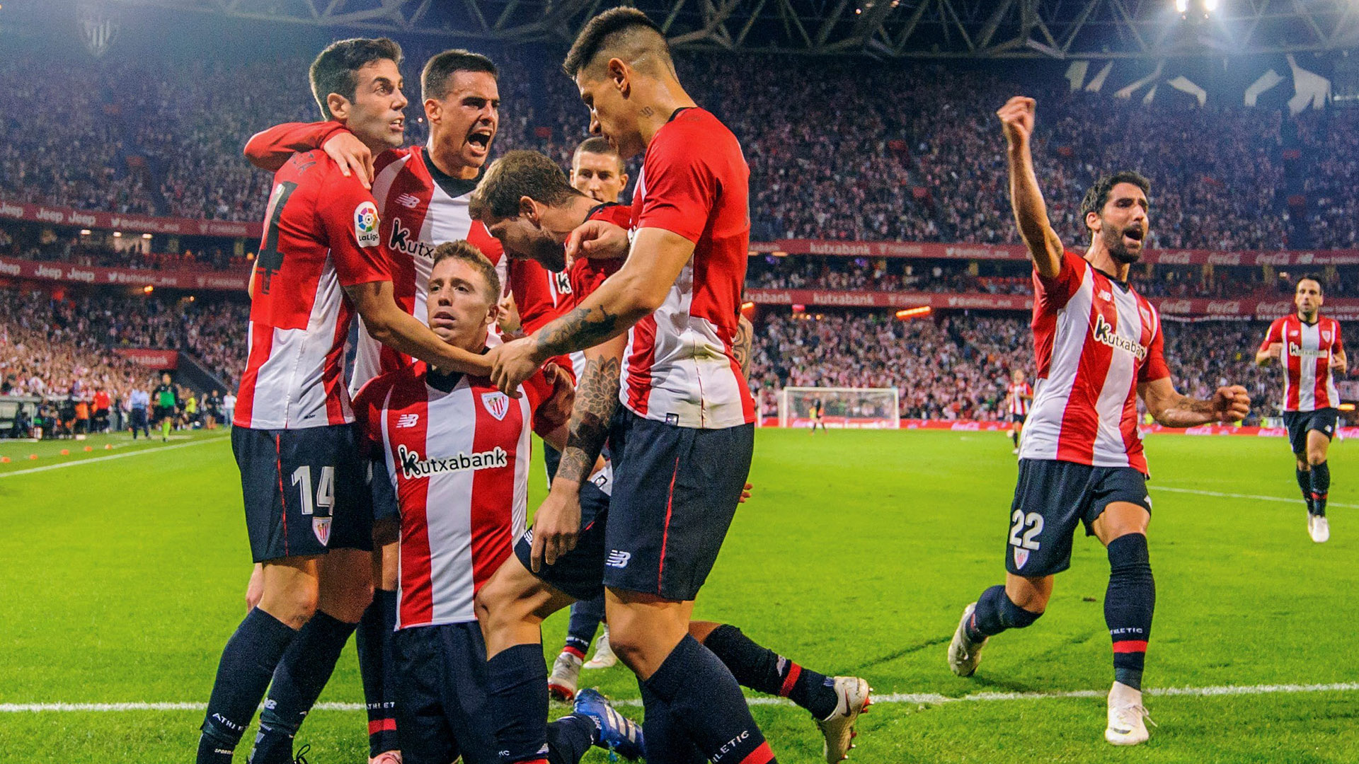 El Athletic festeja el empate en el San Mamés Foto: EFE/JAVIER ZORRILLA