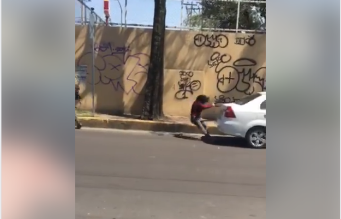 Mujer baja de su auto para pelear y su marido la arroya de reversa en CDMX