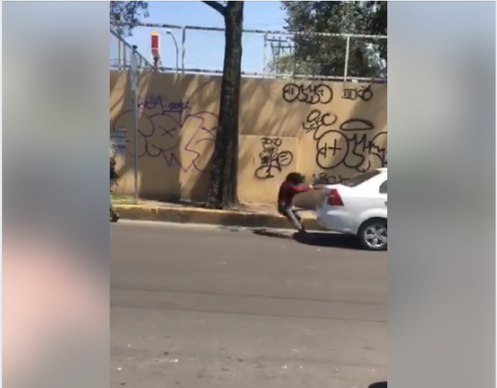 Mujer baja de su auto para pelear y su marido la arroya de reversa en CDMX