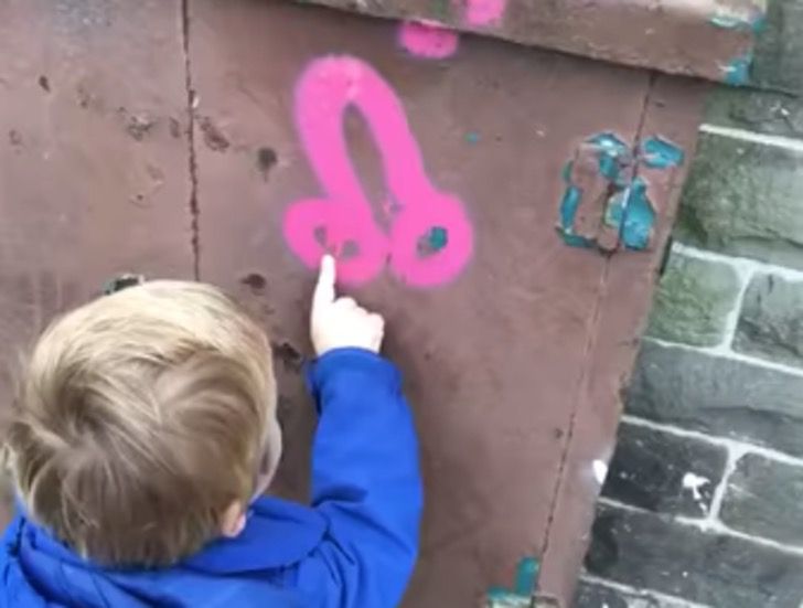 Dulce niño ve un p*** grafiteado en la pared y piensa que son audífonos. Es demasiado inocente