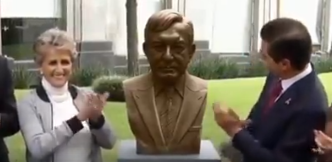 Enrique Peña Nieto develó un busto en su honor pero se parece + mas a AMLO