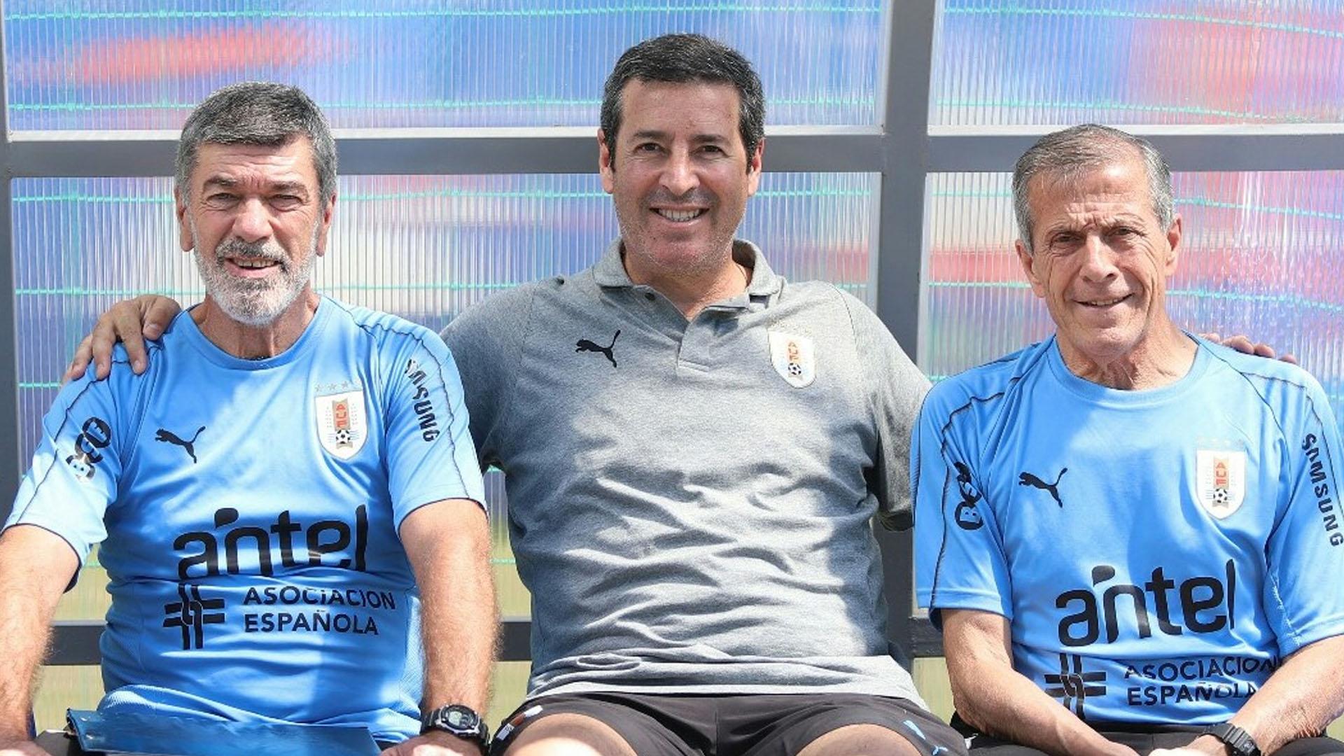 Vargas junto al maestro Tabárez y el profesor Herrera, la dupla uruguaya lleva treinta y siete años trabajando juntos.