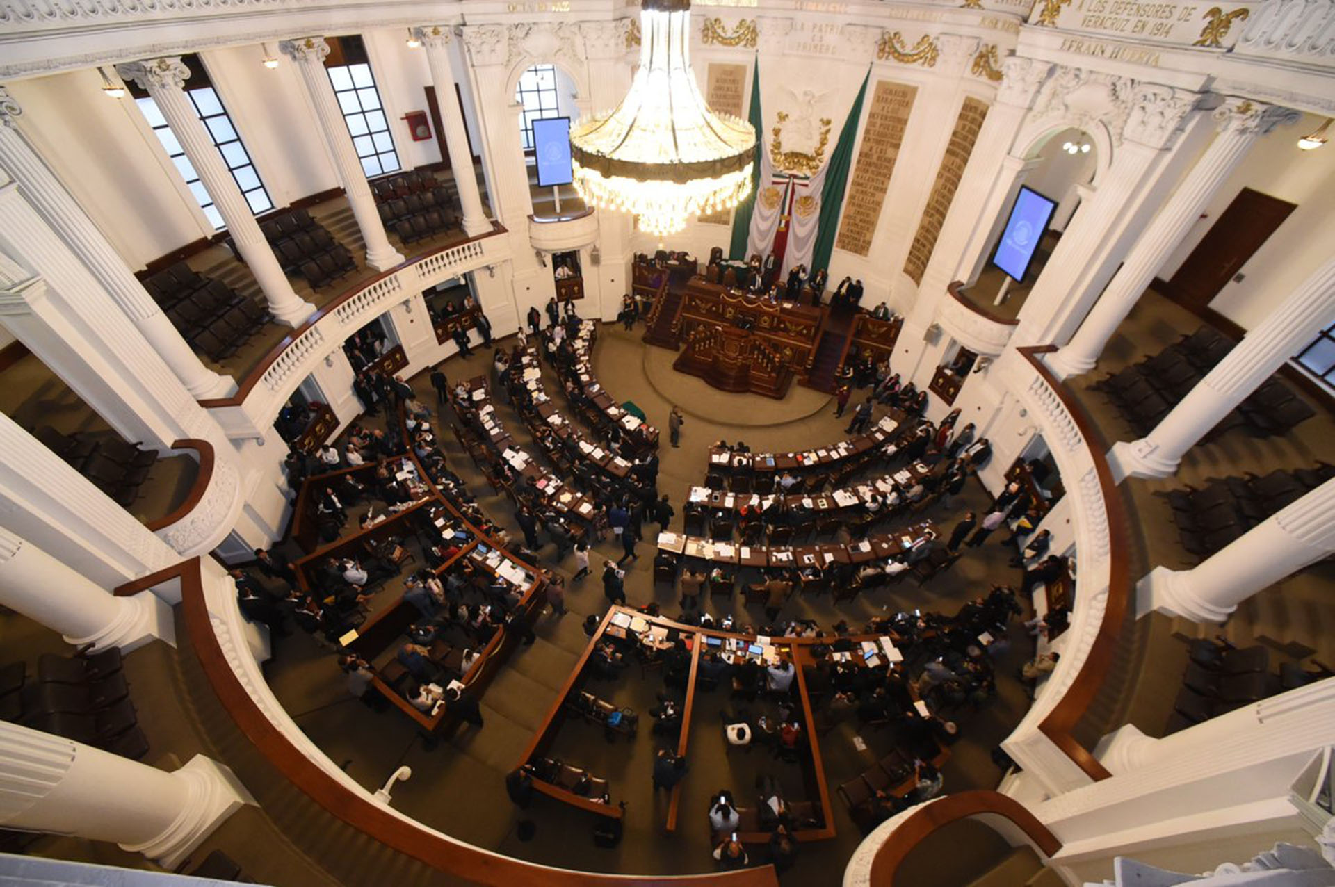 El pleno del Congreso de la Ciudad de México recibió la propuesta de protección legal para las mascotas.