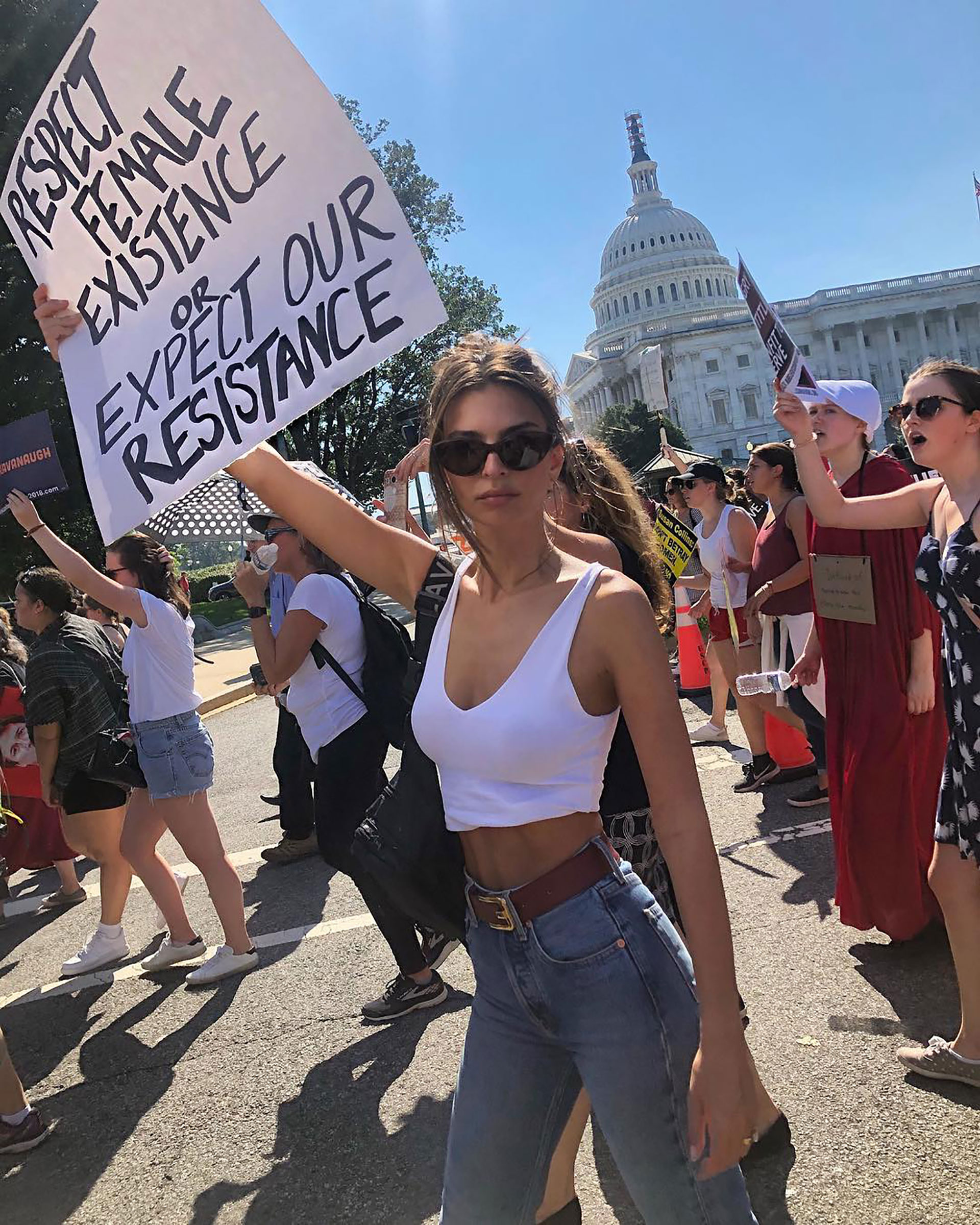 Emily Ratajkowski protestando ante el Capitolio