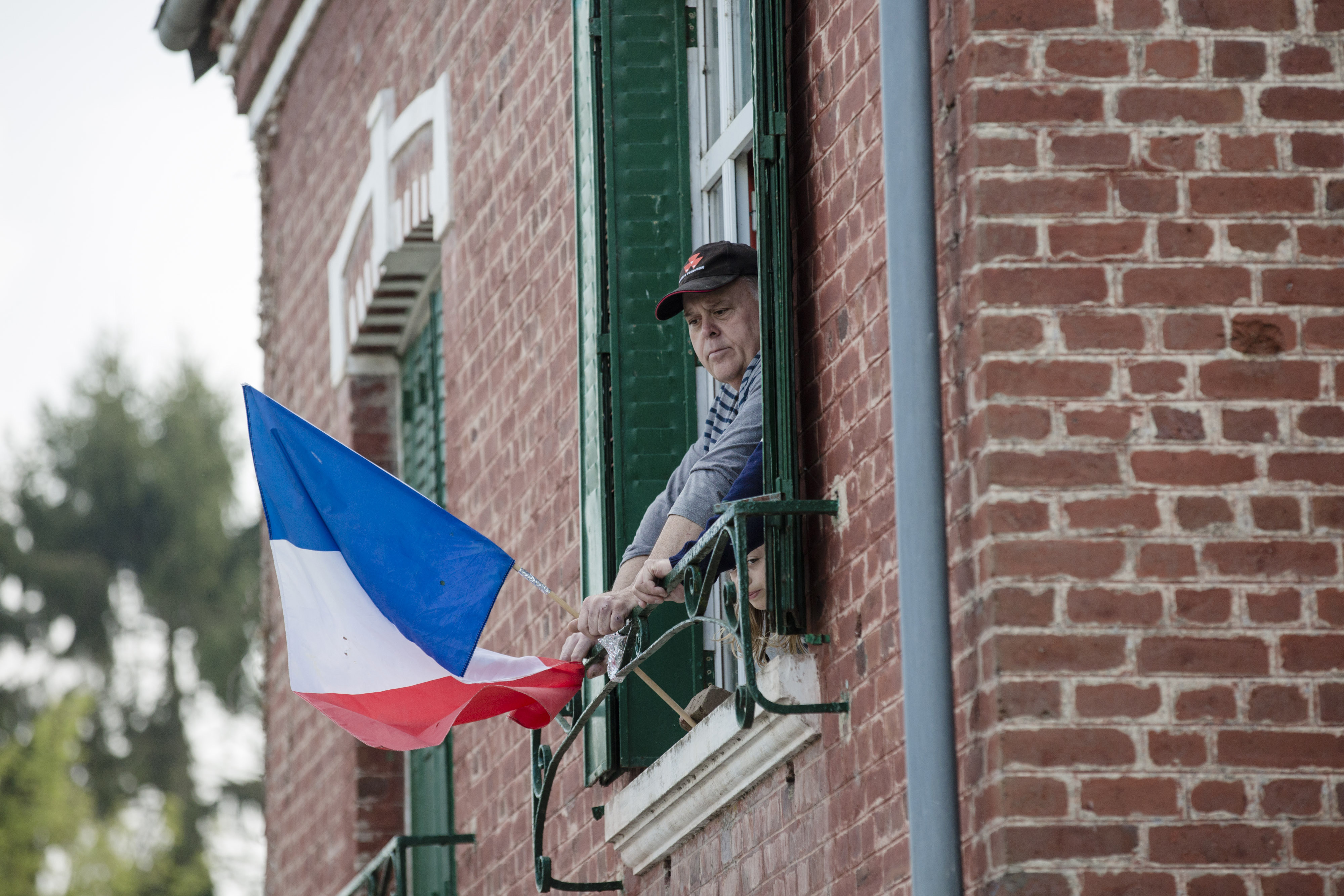 Una persona ondea una bandera francesa durante un acto de campaña del candidato presidencial francés Marine Le Pen, (Bloomberg / Marlene Awaad)