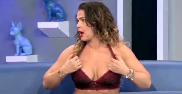 Niurka se desnuda en plena conferencia de prensa