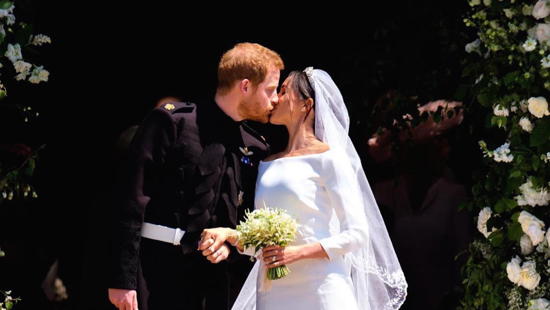 El primer beso entre el príncipe Harry y Meghan al salir de la capilla de St. George en donde se casaron