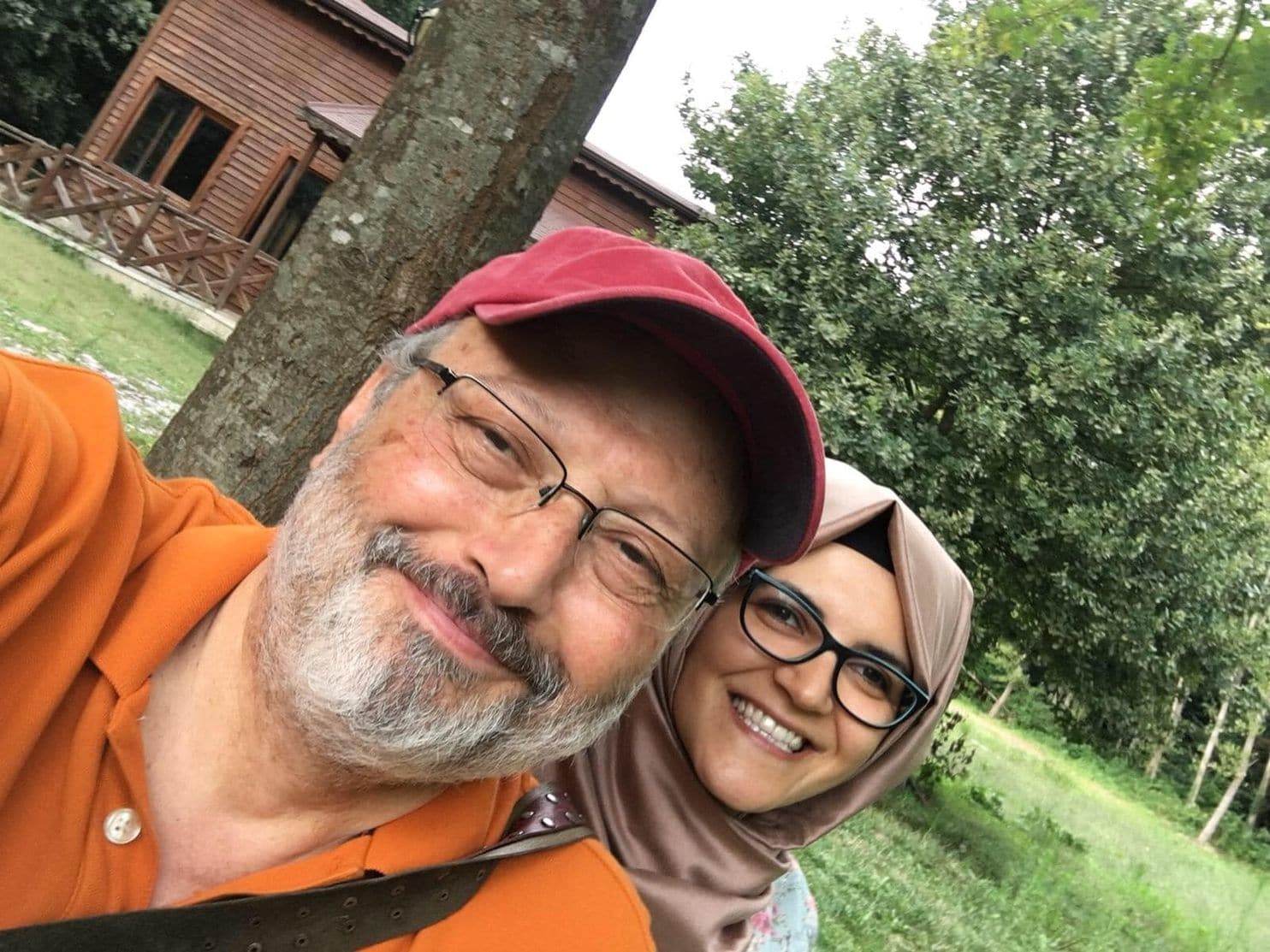 Jamal Khashoggi Y su prometida, Hatice Cengiz (Hatice Cengiz via The Washingon Post)