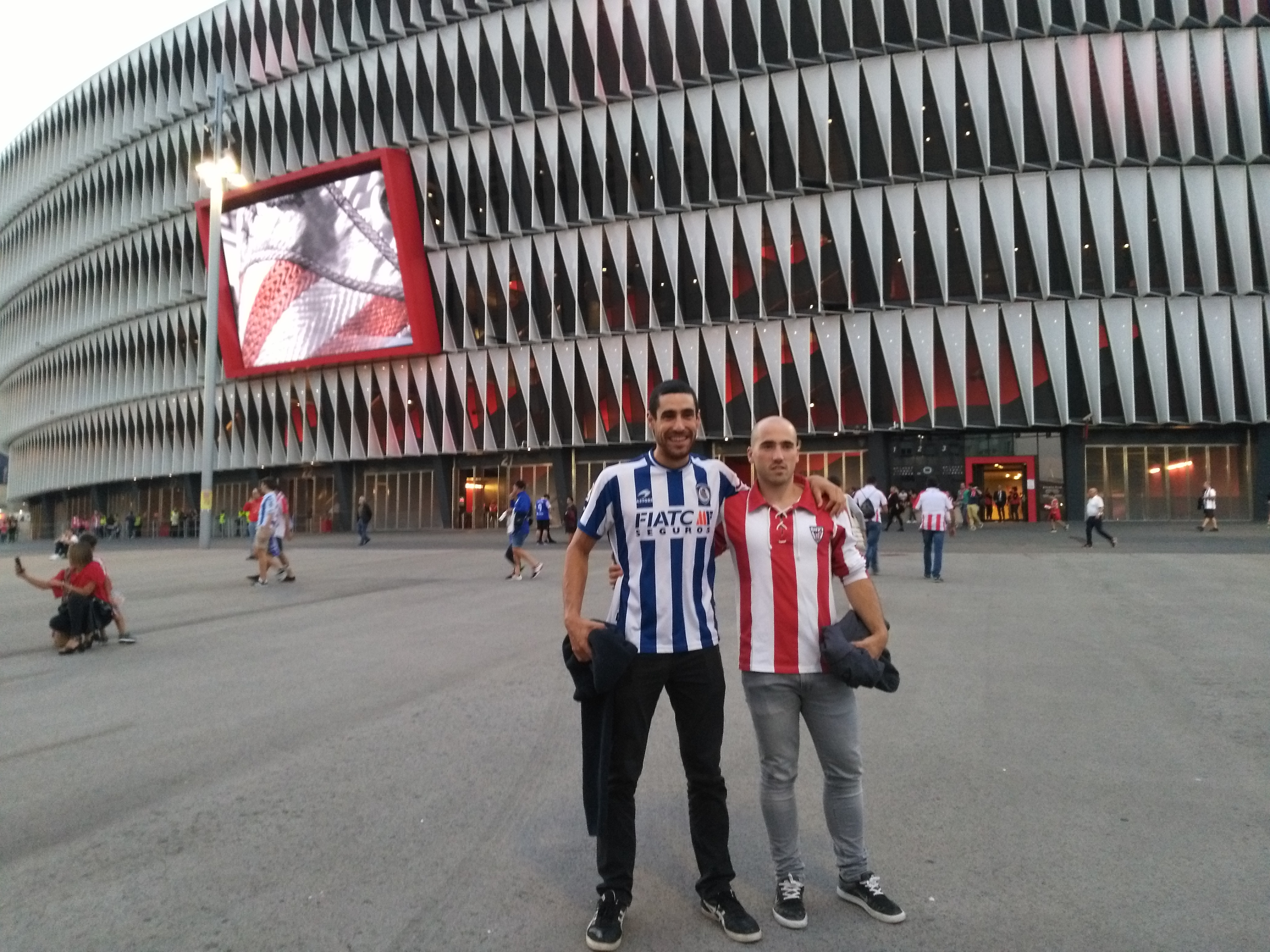 Hinchas de la Real Sociedad y Athletic de Bilbao, juntos en la puerta del San Mamés