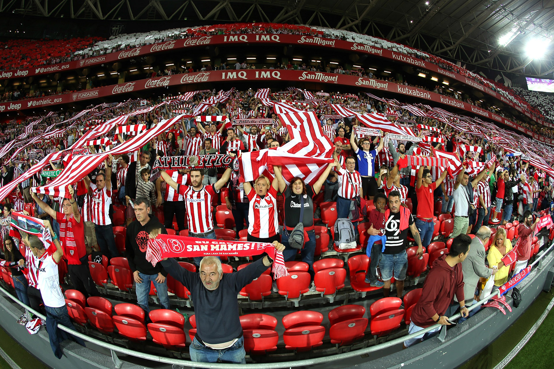 Entre los hinchas del Athletic se divisan algunos fanáticos de la Real Sociedad (La liga)