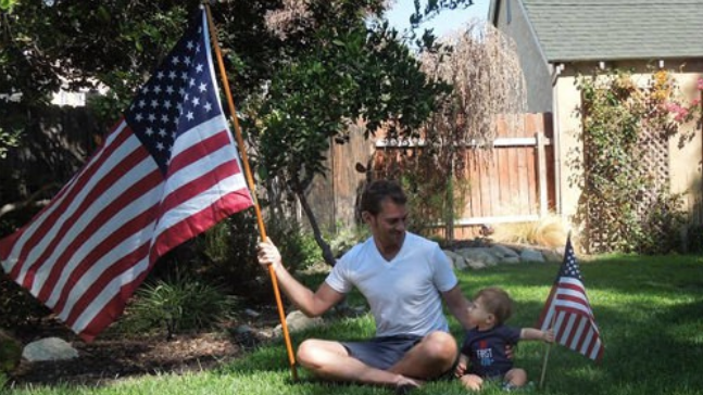 Steven John y su hijo Ben en una foto tomada del sitio de internet que el autor dedica a sus libros