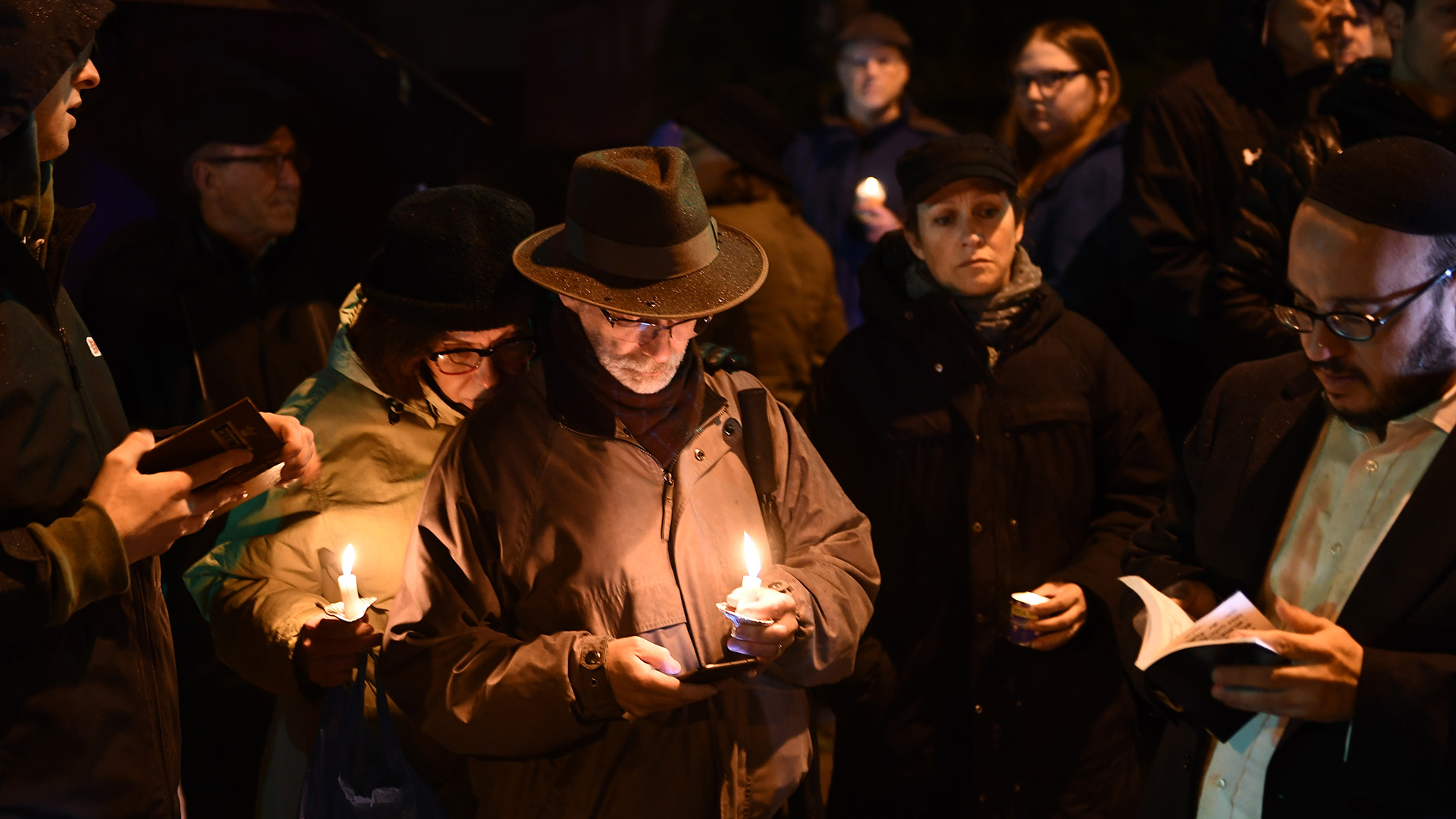 Un grupo de personas hace vigila para rezar por las víctimas. (AFP)