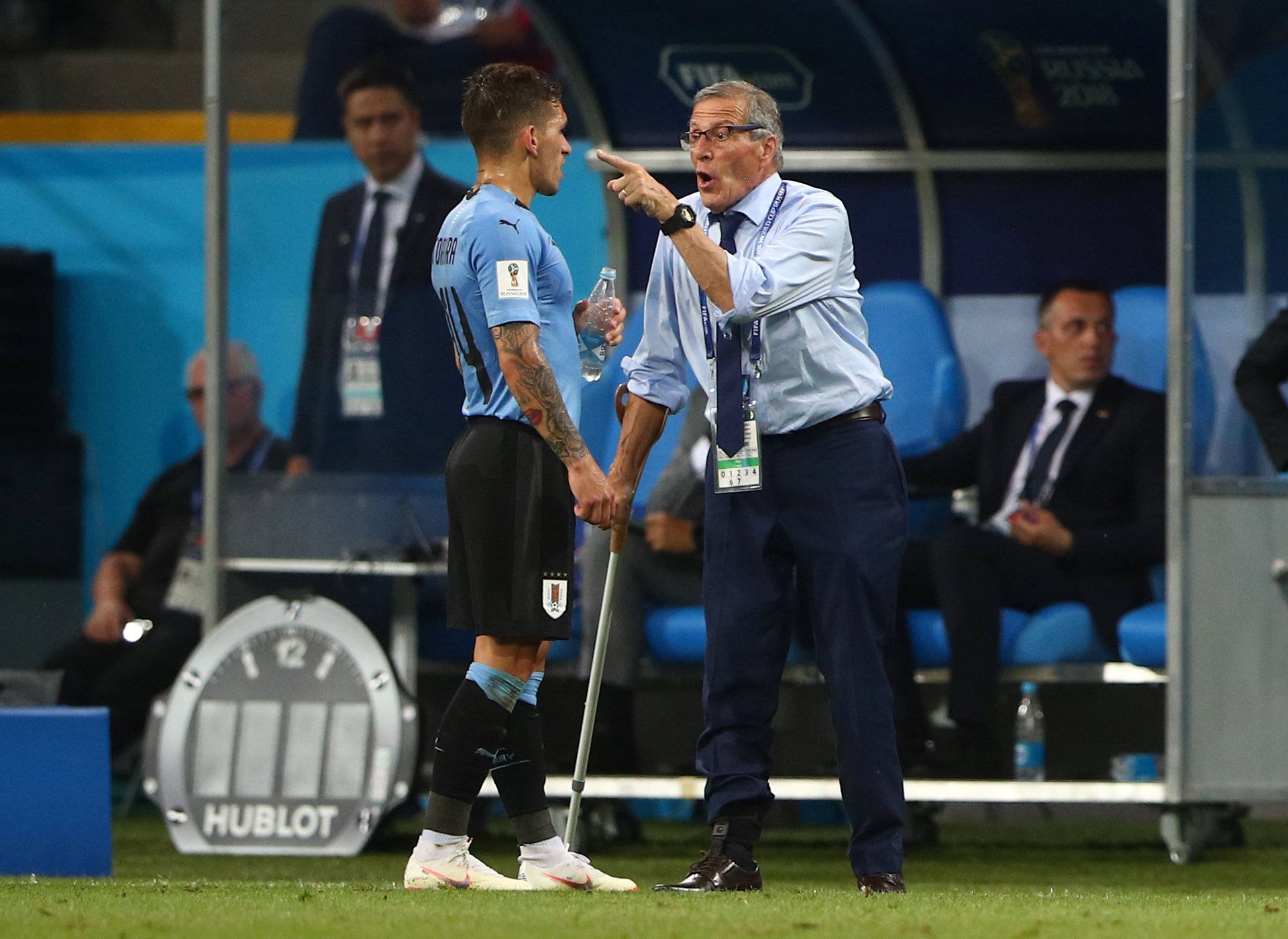 El director técnico uruguayo ordena a Lucas Torreira, durante el partido frente a Portugal en el Mundial. Vargas está satisfecho con el papel de los celestes.