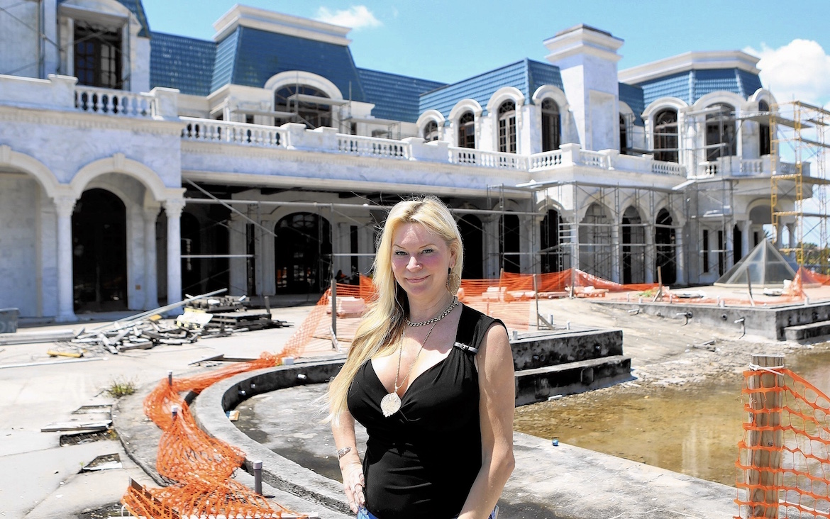 Jackie Siegel posa con su majestuosa creación de fondo