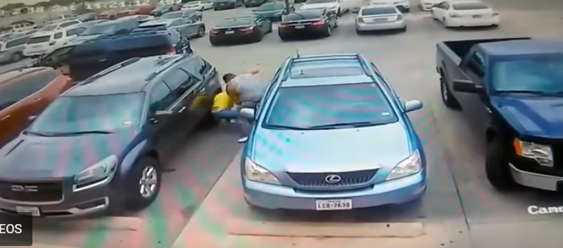 A trancazos agarro un Don a Señora por robarle cajón de estacionamiento en famosa Plaza