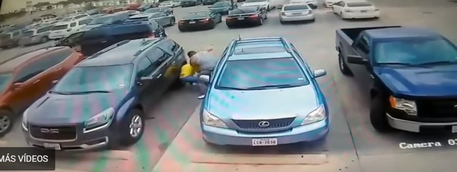 A trancazos agarro un Don a Señora por robarle cajón de estacionamiento en famosa Plaza