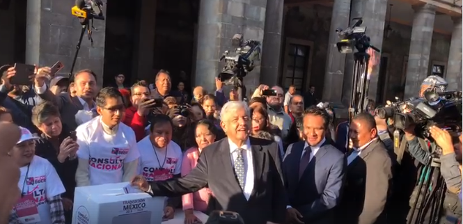 Andrés Manuel López Obrador ya voto temprano en su casilla para la consulta del NAICM