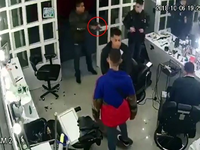 VÍDEO | Armados asaltan y roban en una barbería en un minuto