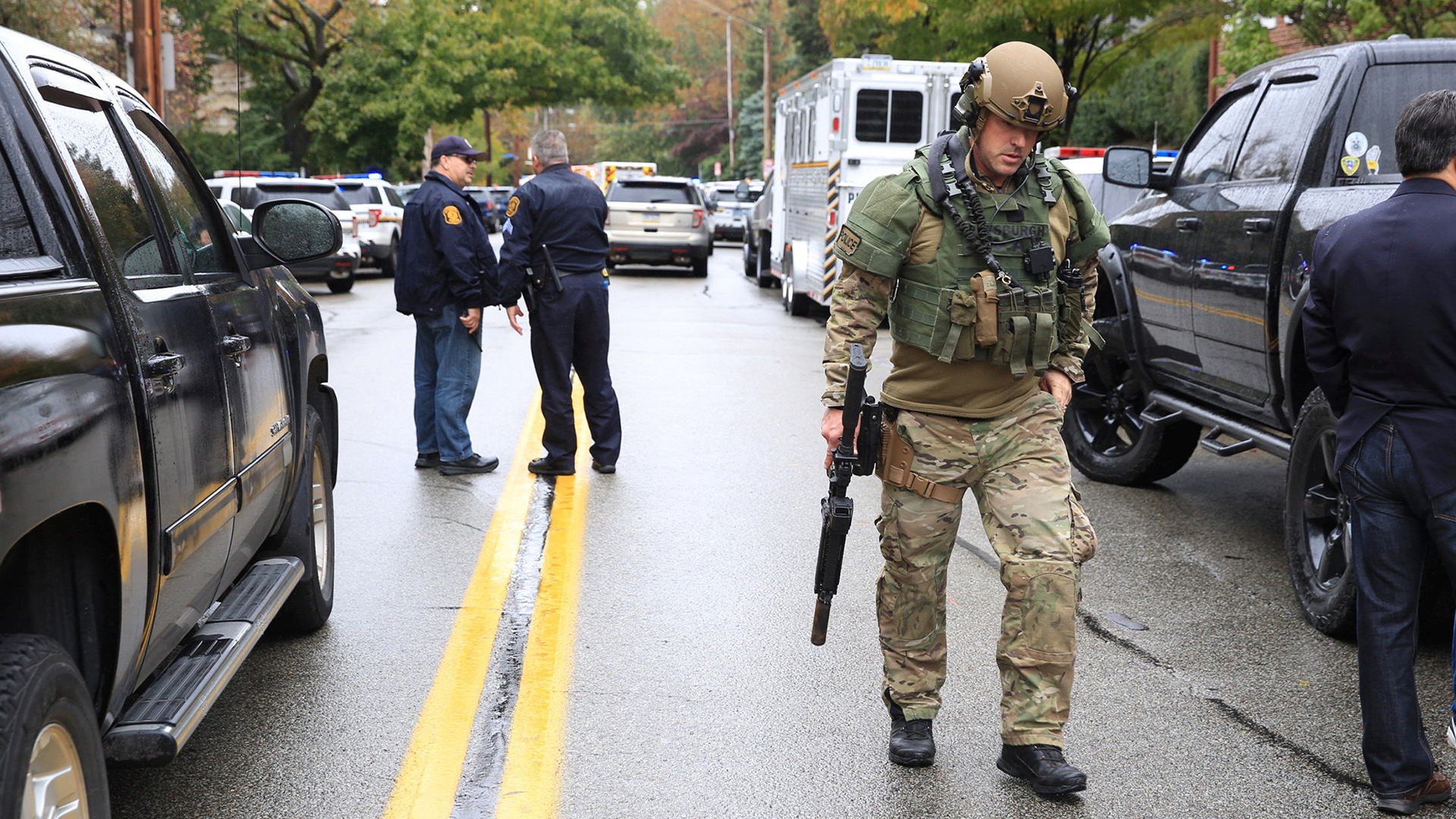 Un hombre miembro del equipo Swat sale de la escena del crimen. (Reuters)