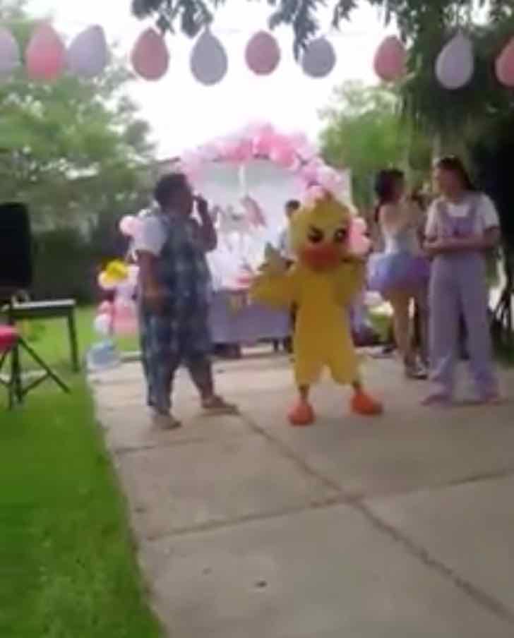 Usando su traje de patito mostró cómo se baila con estilo. Se convirtió en la sensación de la fiesta