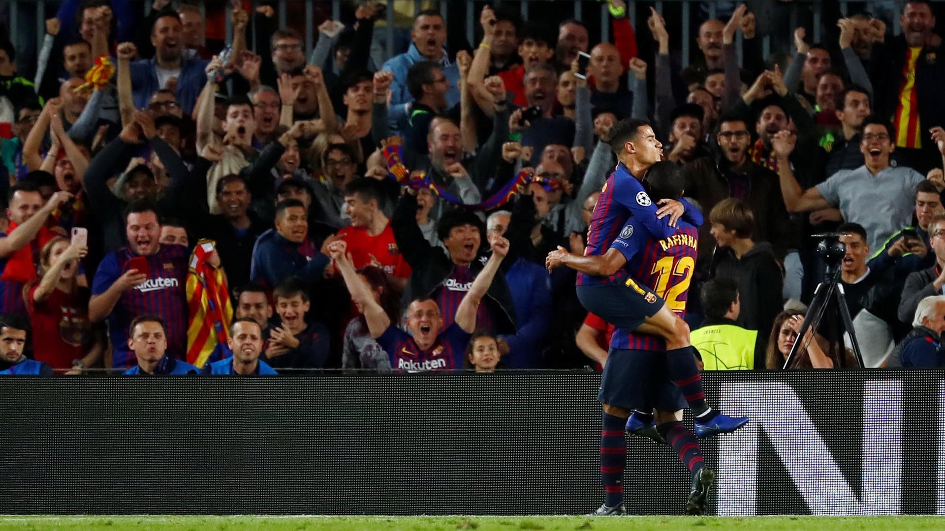 Los brasileños Coutinho y Rafinha celebran el 1-0 frente al Inter (Reuters)