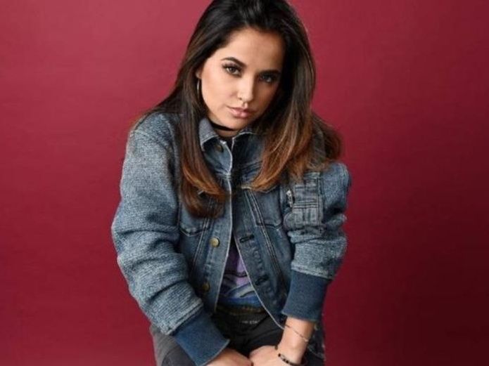 Becky G, a cara lavada…¡es otra persona!