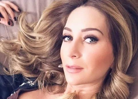 Geraldine Bazán CALIENTA las redes y a Gabriel Soto con escote en falda