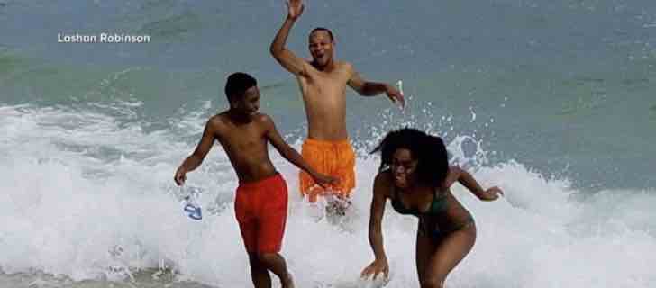 En medio de su boda ven a un joven ahogarse y se lanzan al mar. Celebraron empapados por salvarlo