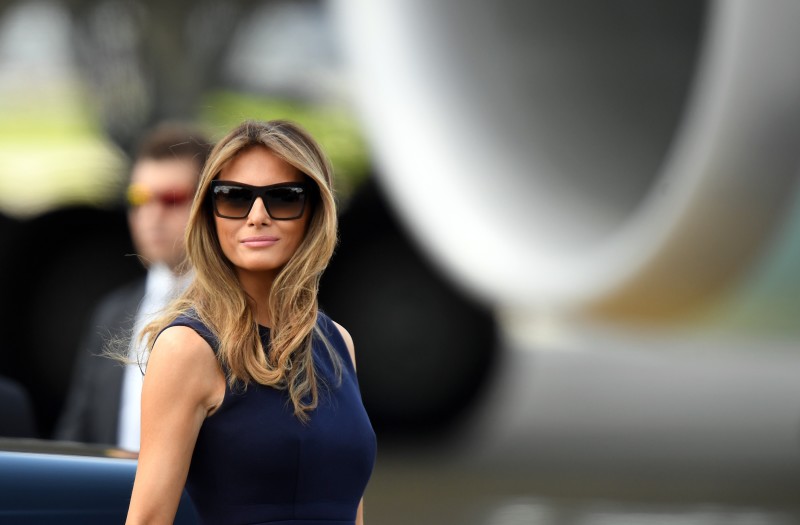 Melania Trump fue vista con pronunciado escote | Fotos